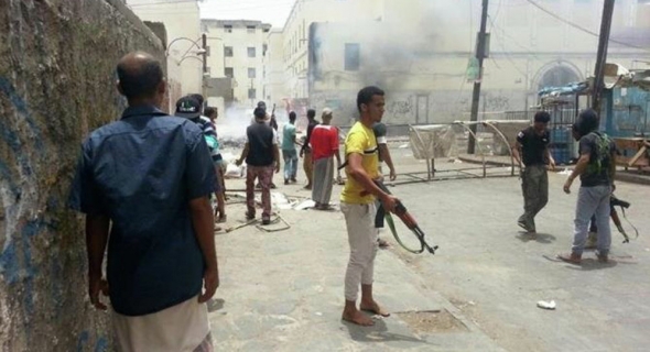 مصدر محلي: الحكومة اليمنية تغادر عدن عبر الزوارق البحرية