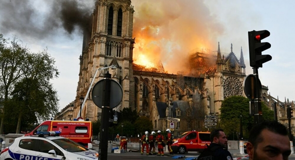 النار تلتهم مقتنيات أثرية في كاتدرائية “نانت” الفرنسية.. فيديو وصور