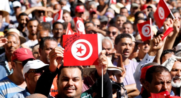 تونس تحل 15 حزبا سياسيا