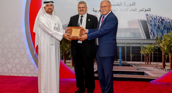 الدكتور مصطفى صيرة يفوز بجائزة “الباحث العربي المتميز” في العلوم الطبية