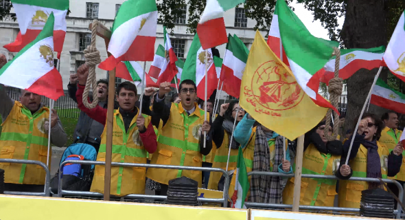 محتجون إيرانيون يتظاهرون في لندن مطالبين بإلغاء عقوبة الإعدام