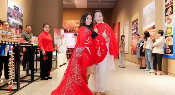 دبلوماسيون يشاركون في افتتاح  معرض الأغنية الشعبية بشنتسي الصينية