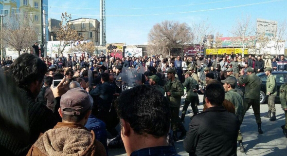 “كرمانشاه” تنضم لتظاهرات “مشهد” وترفع شعار “الموت للدكتاتور” و”الخبز والعمل والحرية”