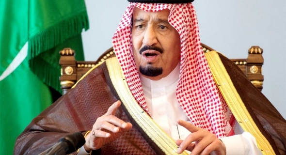 مسؤول سعودي: الملك سلمان لن يتنازل عن العرش لولي العهد